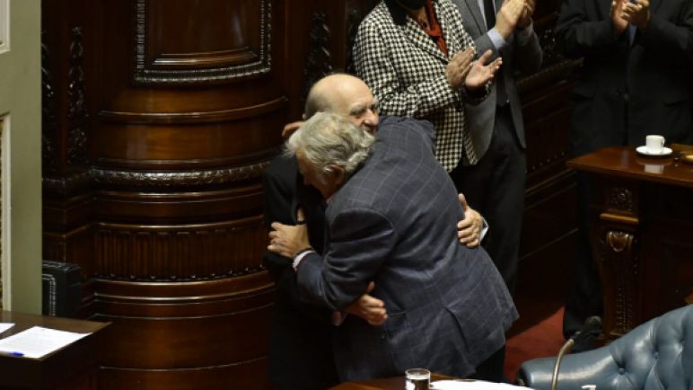 Los expresidentes Mujica y Sanguinetti dejaron sus bancas de senadores