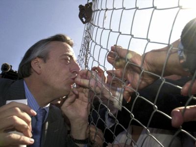 Una estatua en el CCK, caravana de "mil flores" y posters en balcones