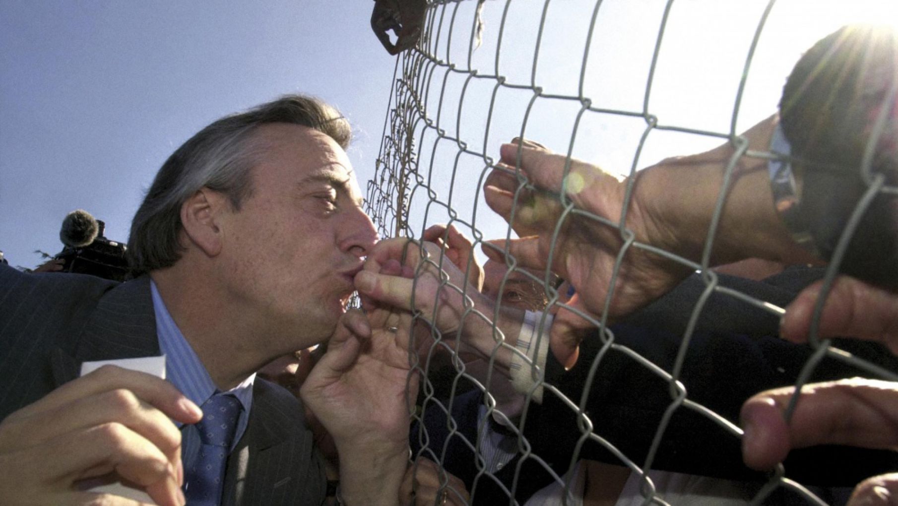 Una estatua en el CCK, caravana de "mil flores" y posters en balcones