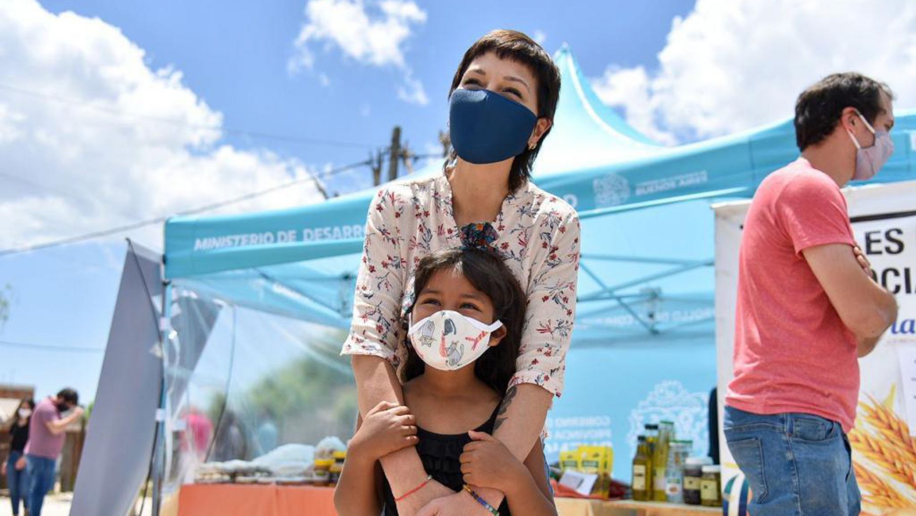 Mayra Mendoza recorrió con Larroque el mercado de productores familiares