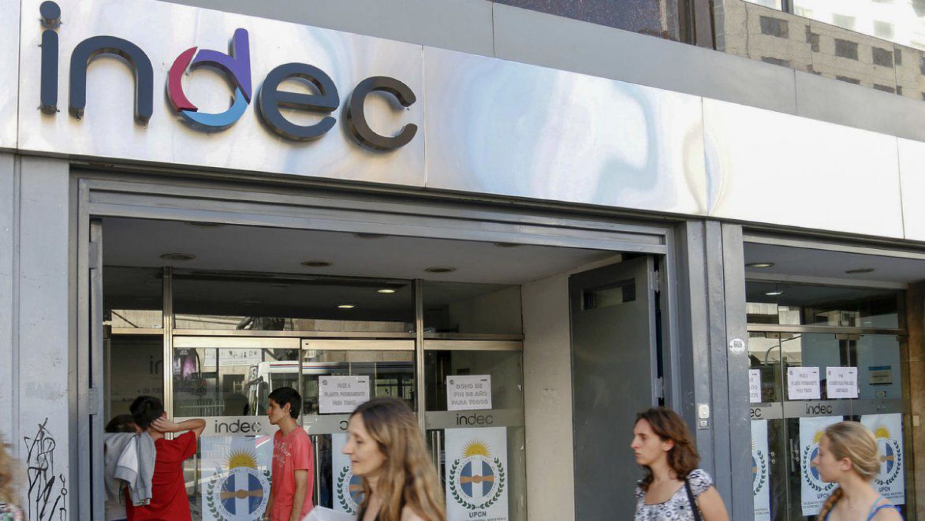 La actividad económica desacelera su caída: la contracción interanual en septiembre fue del 6,9%