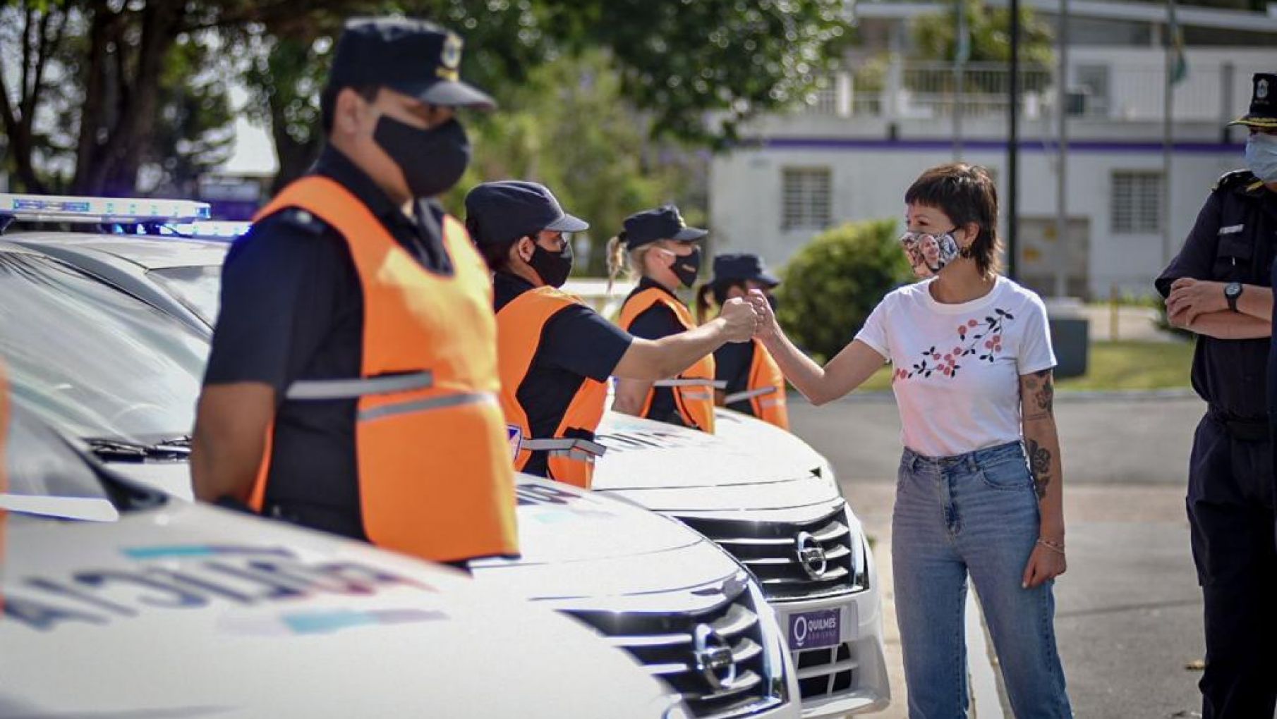 Mayra Mendoza entregó diez nuevos patrulleros a la Policía Bonaerense