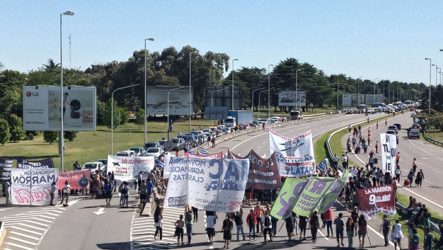 Caos en Ezeiza: trabajadores despedidos de LATAM protestan sobre la Riccheri