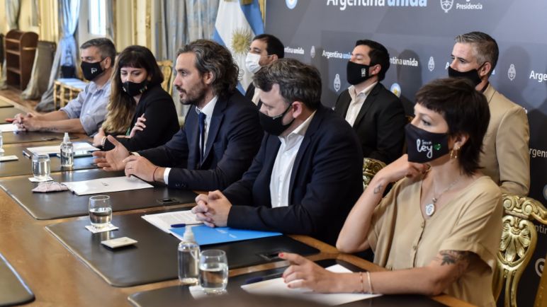 Cafiero firmó acuerdo con intendentes de todo el país