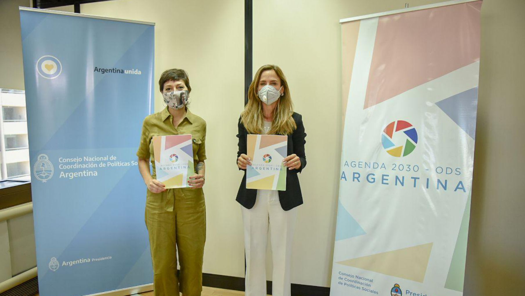 Mayra Mendoza y Victoria Tolosa Paz con la agenda de Naciones Unidas