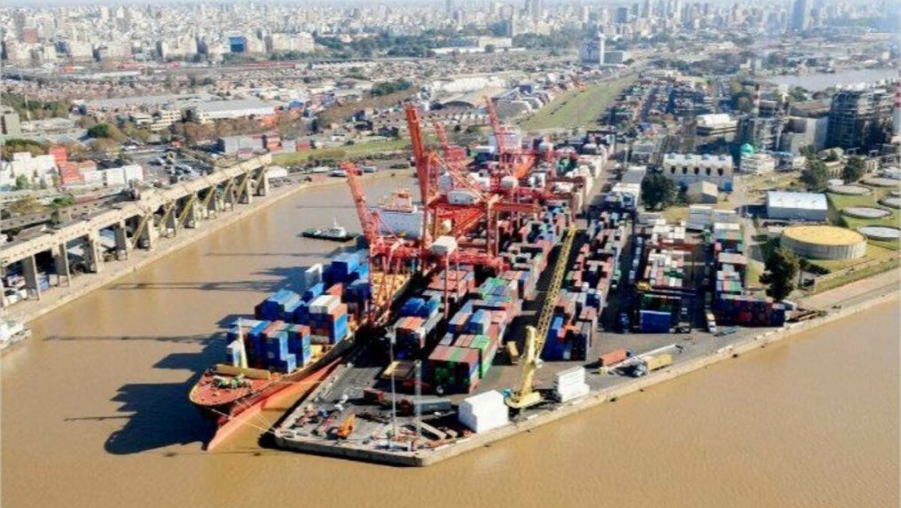 Recibidores de granos y aceiteros mantienen la huelga en los puertos