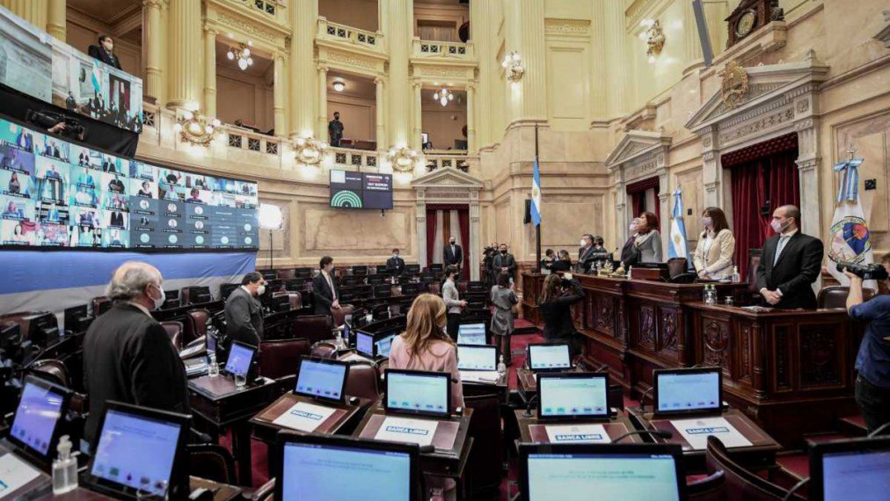 Quiénes son los seis senadores que podrían definir la votación