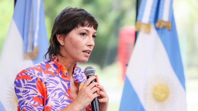 Mayra Mendoza anunció el inicio de las obras de urbanización de Villa Azul