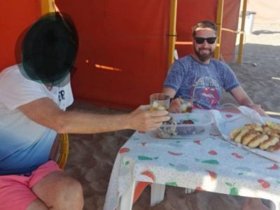 El funcionario que toma whisky en la playa, dice ser licenciado y solo tiene secundario completo