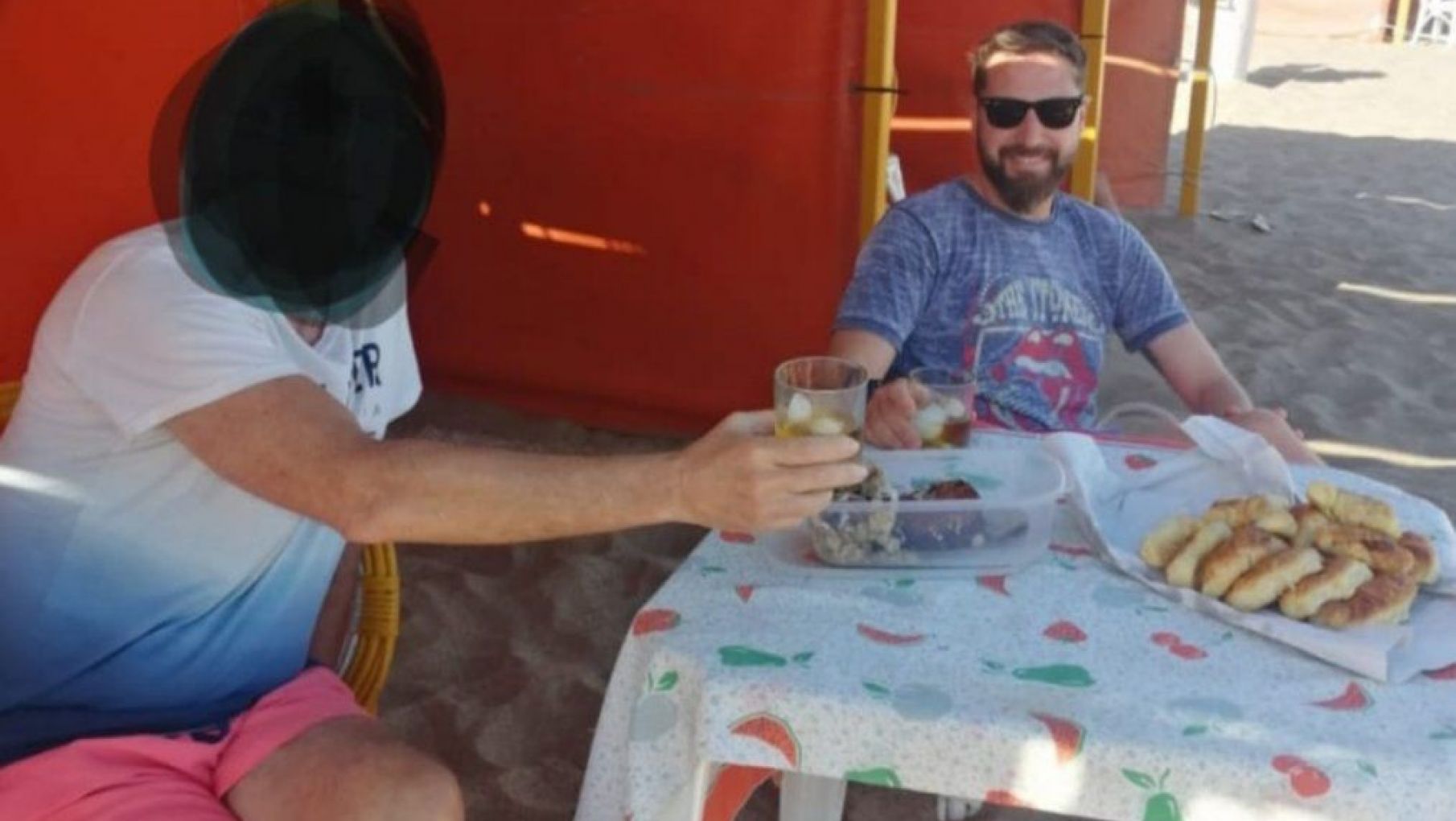 El funcionario que toma whisky en la playa, dice ser licenciado y solo tiene secundario completo