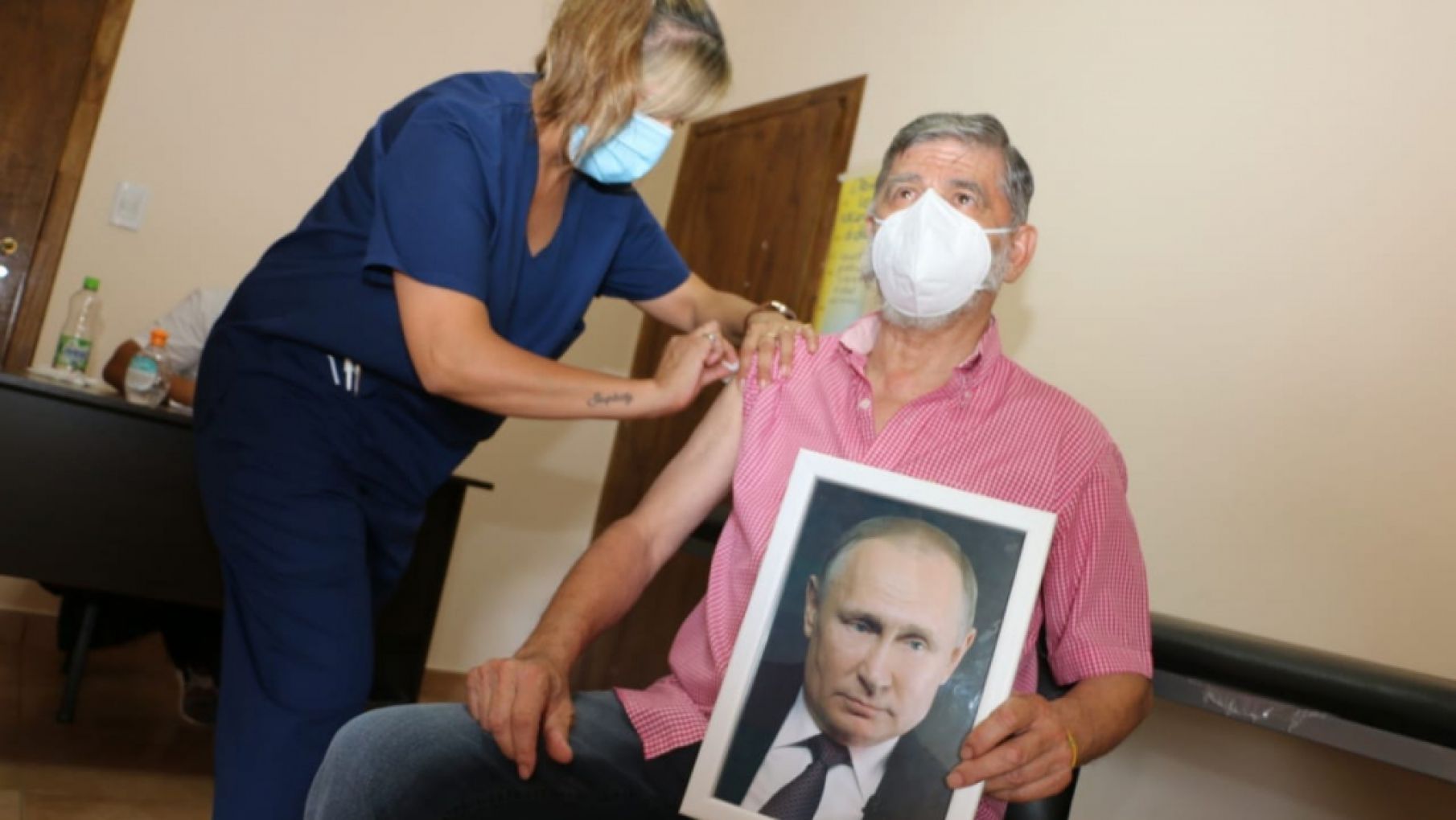 El intendente de Roque Pérez se vacunó con una foto de Vladimir Putin