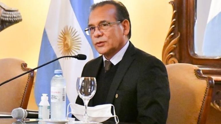 Sorprenden al ministro de Salud con vacunas en el baúl de su auto