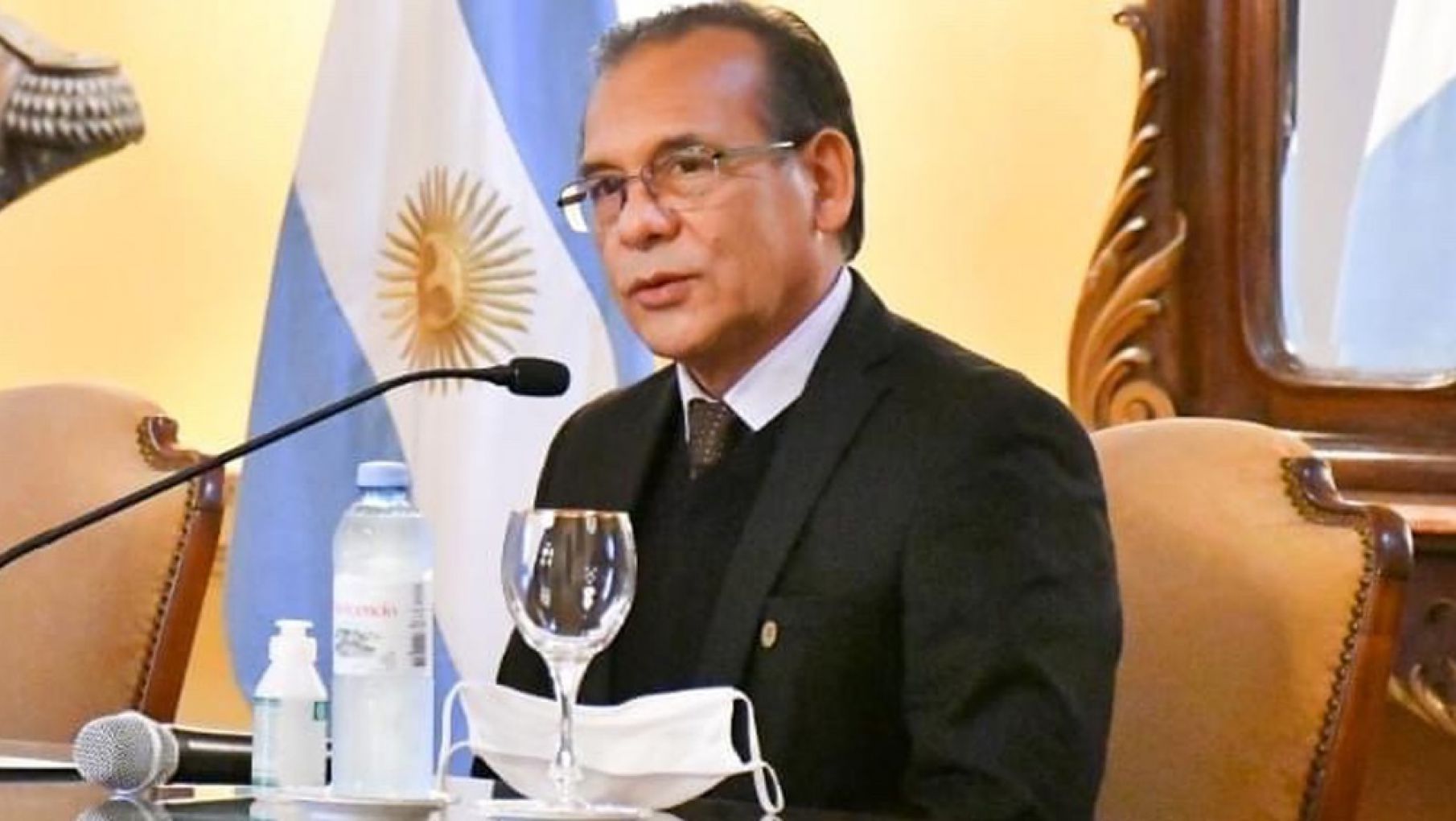 Sorprenden al ministro de Salud con vacunas en el baúl de su auto