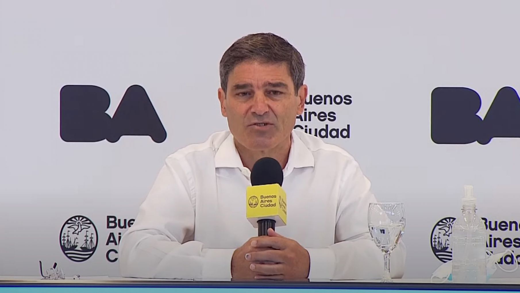 Quirós advierte que está muy cerca la segunda ola y afirma: "No es momento de salir del país"