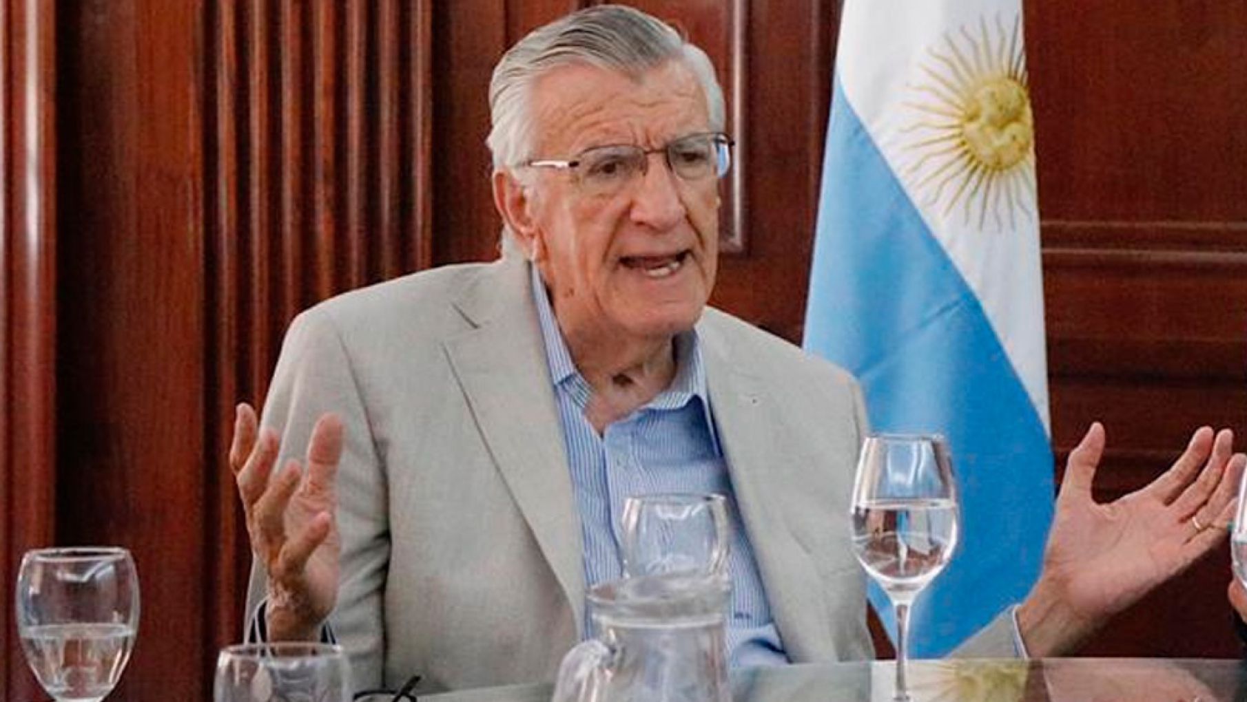 Gioja le respondió a Macri con ironía: "Estaba mal sentado en la reposera"