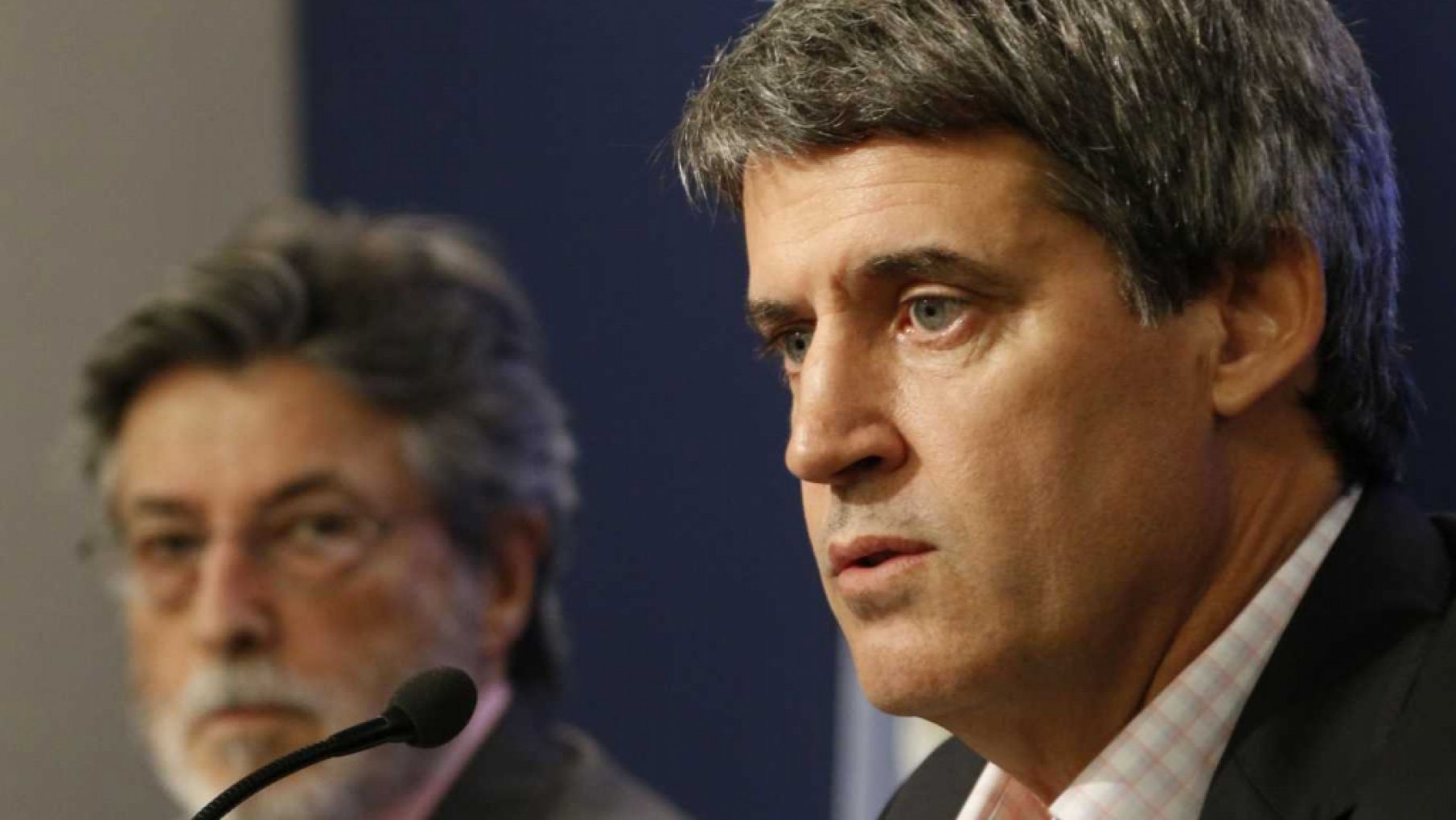 Prat Gay le pegó a Guzmán por la deuda y por la vacunación VIP