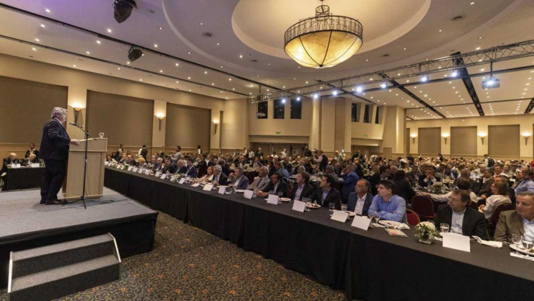 Aconsejan una "política de gasto público más consistente con la tablita cambiaria"