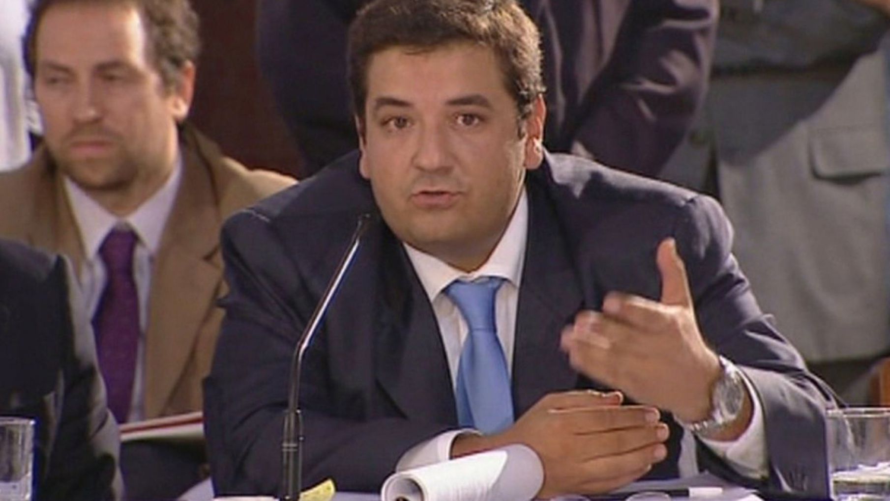 Mena: "Tienen que crear un partido y presentarse a elecciones"