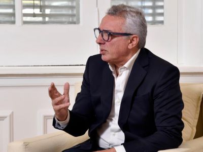 Zamora le adjudicaría el millonario negocio de la renovación de las luminarias led a un empresario oficialista