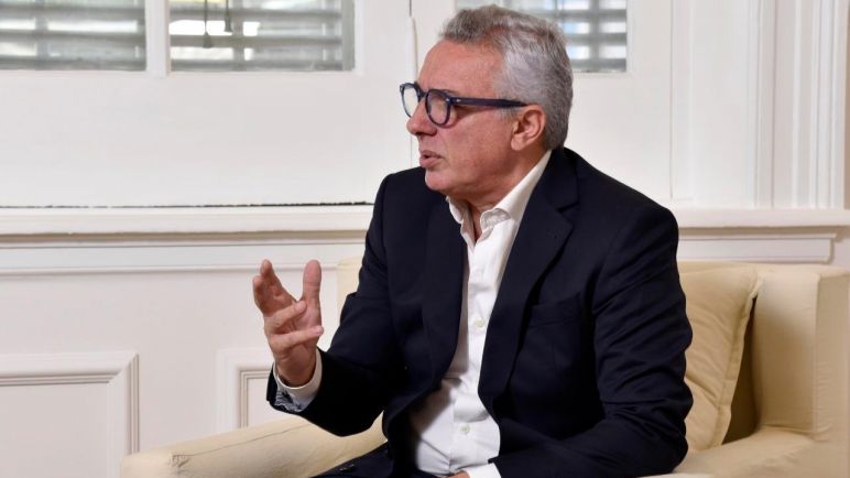 Zamora le adjudicaría el millonario negocio de la renovación de las luminarias led a un empresario oficialista