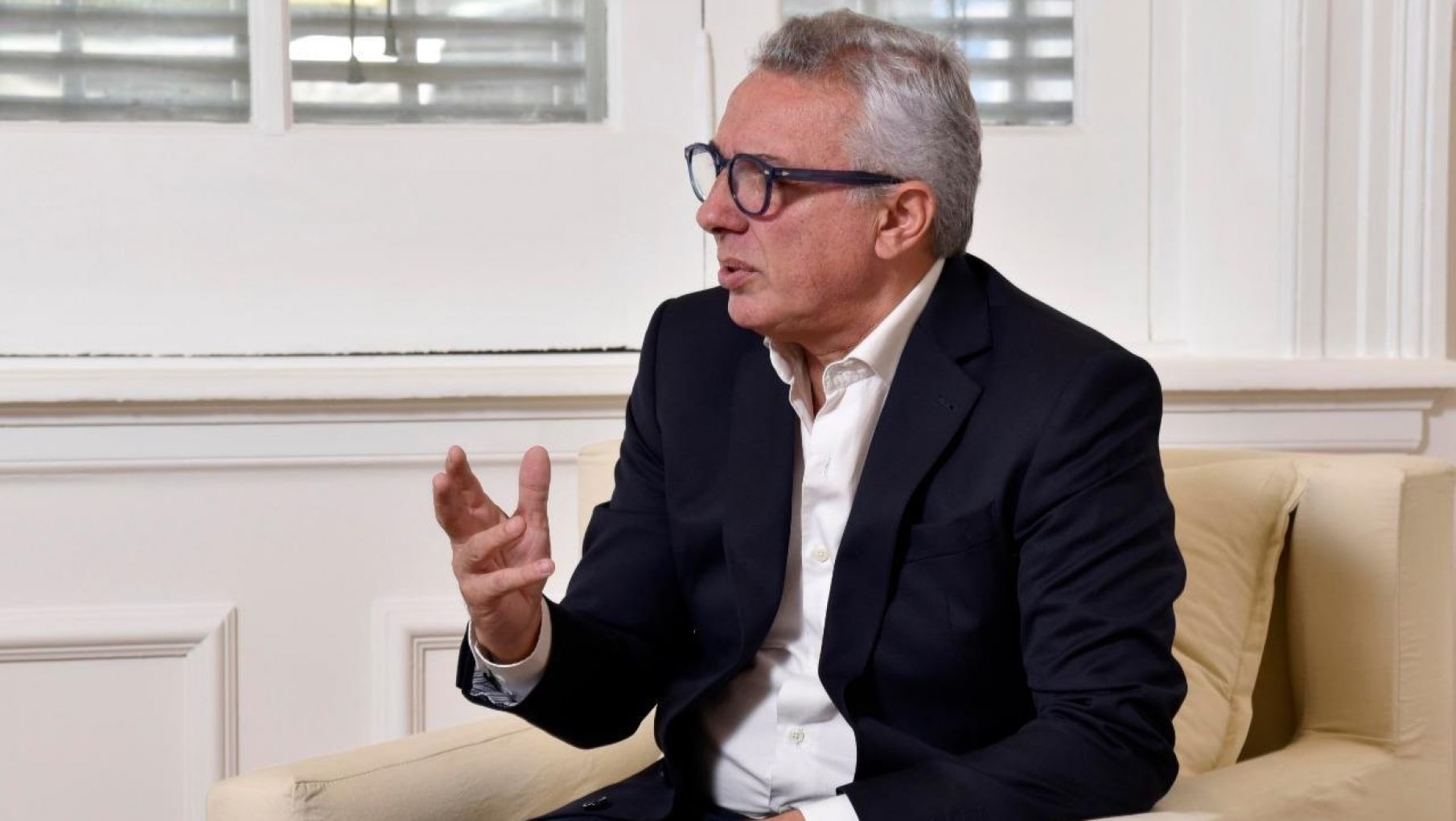 Zamora le adjudicaría el millonario negocio de la renovación de las luminarias led a un empresario oficialista