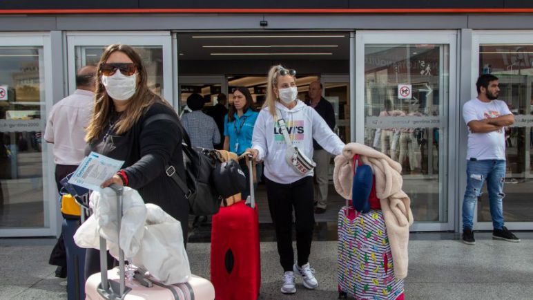 El laboratorio que realizaba los testeos en Ezeiza sigue facturando en Aeroparque