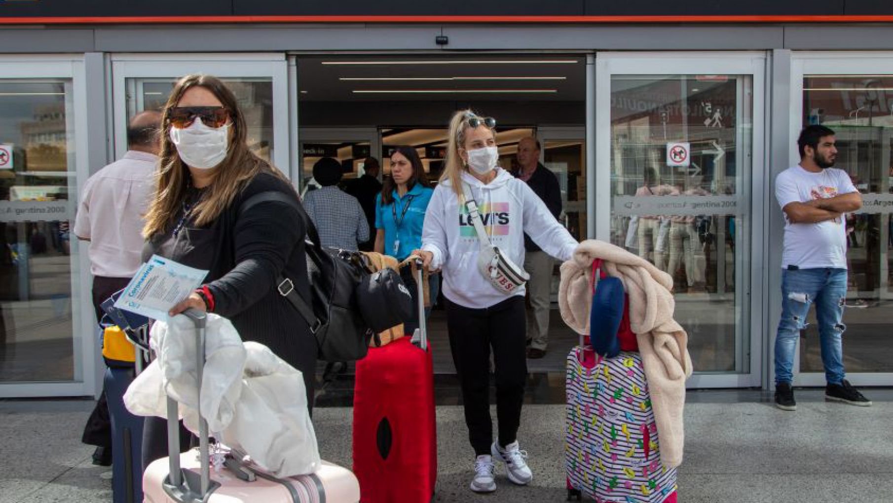 El laboratorio que realizaba los testeos en Ezeiza sigue facturando en Aeroparque