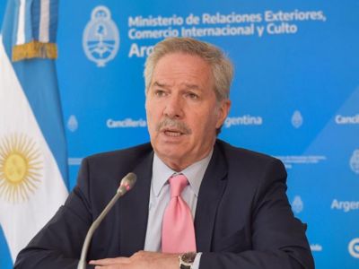 Tibio respaldo de Felipe Solá a Juan Grabois luego del episodio en Colombia