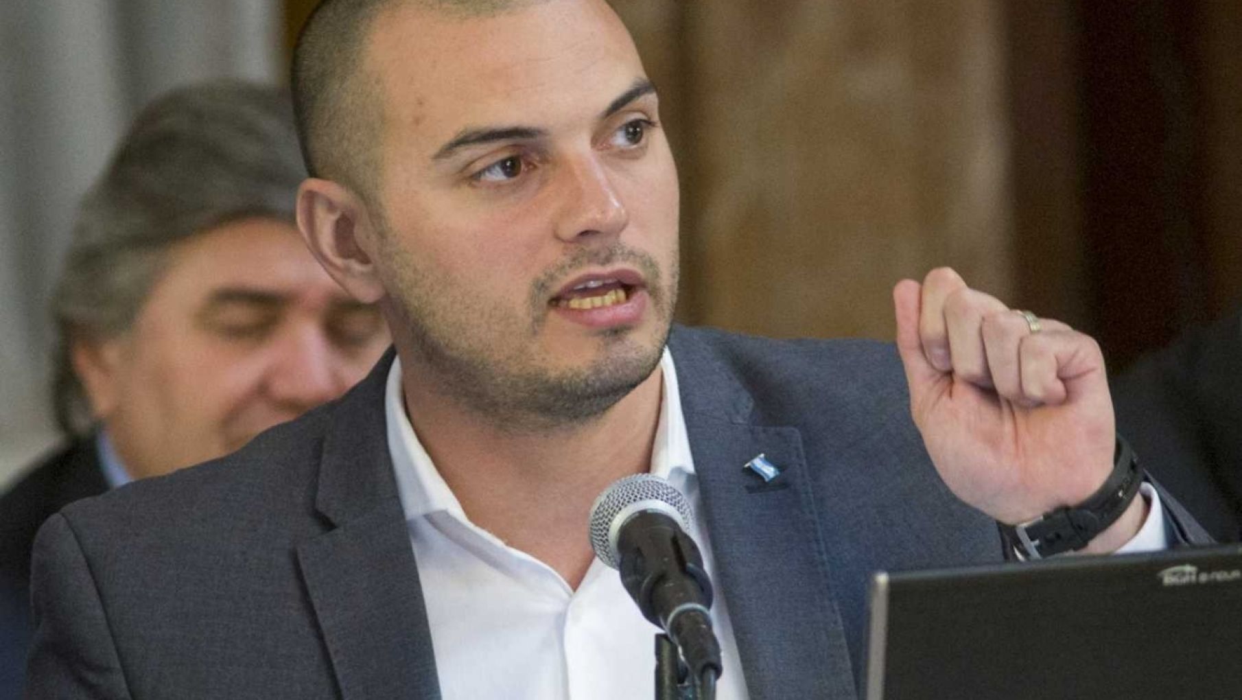 Alvarez Agis: "La economía está rota y la gente se está cagando de hambre"