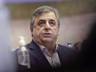 La oposición propuso "corregir el marco legal" para firmar con Pfizer