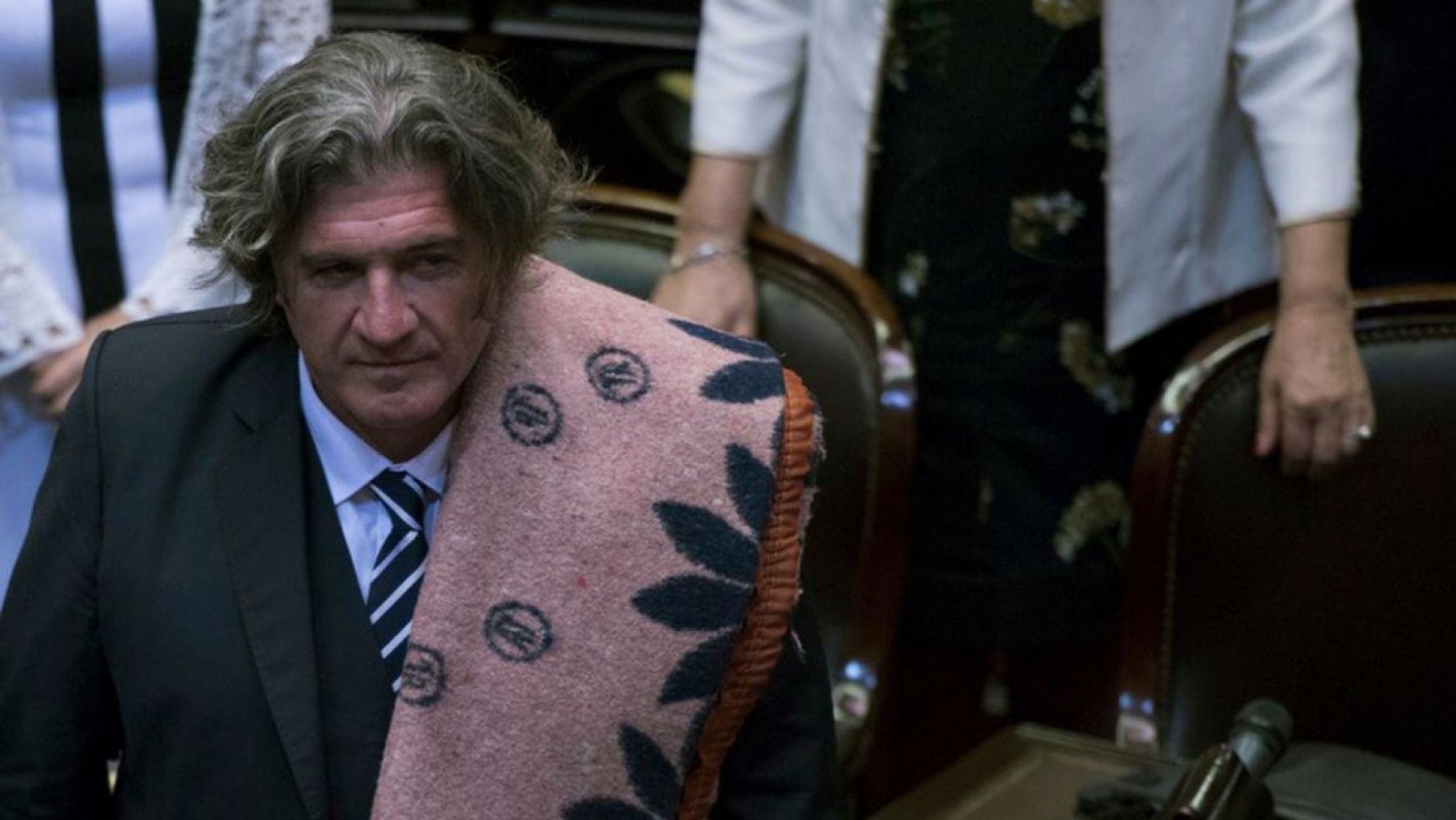 Insólito: el diputado José Luis Ramón celebró revoleando una frazada