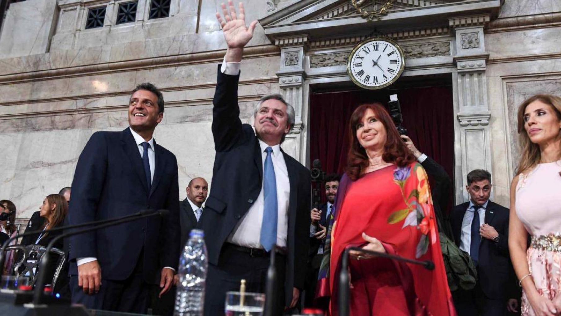 Las restricciones a los vuelos desataron una feroz interna en el Gobierno