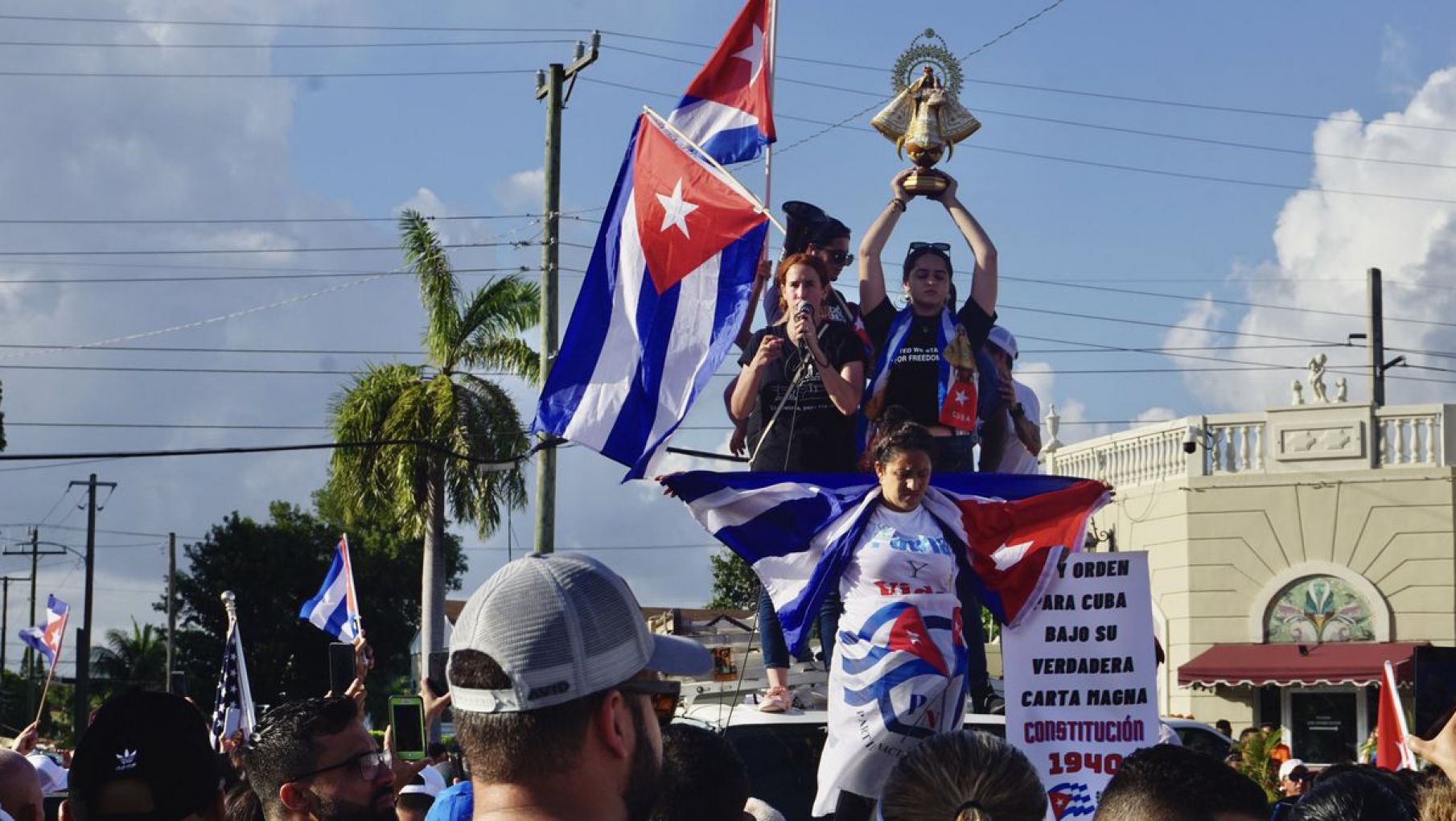 Miles de cubanos salen a las calles a protestar contra el gobierno de Díaz-Canel