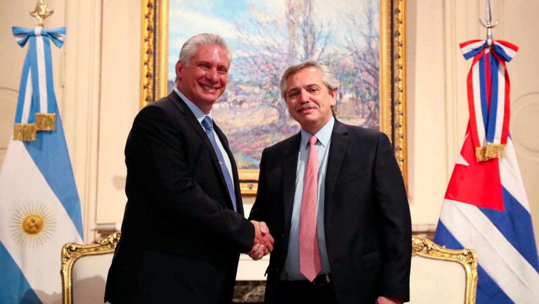 Alberto evitó opinar sobre Cuba, aunque pidió "terminar con los bloqueos"