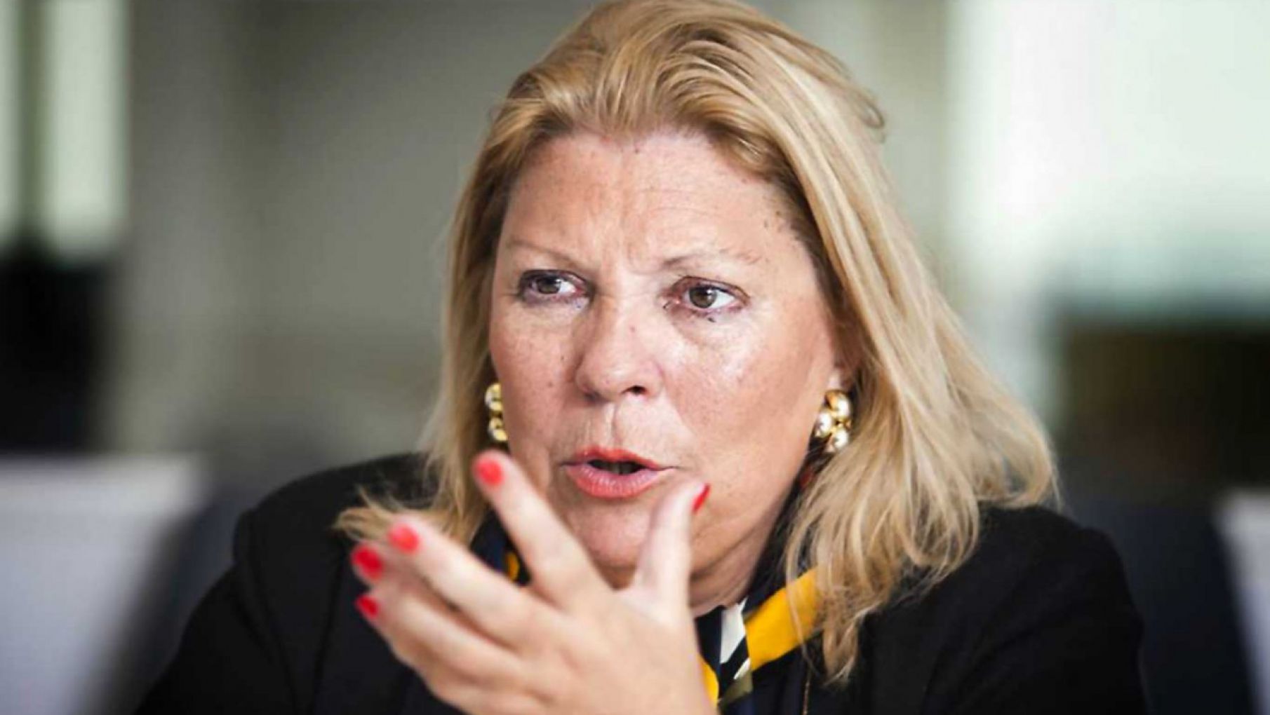 Carrió acusa a CFK de acordar con Putin "para que solo venga la Sputnik V"