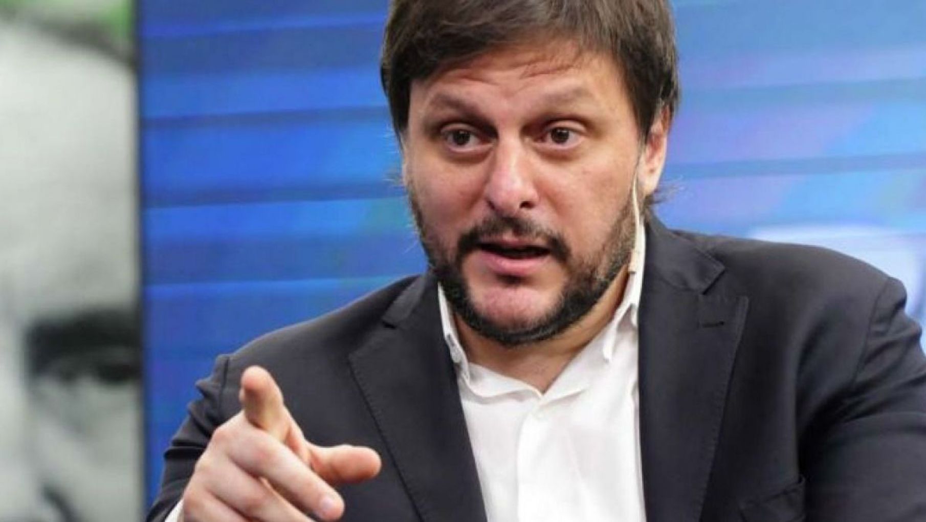 Santoro fue denunciado por utilizar letras de "Los Violadores" para su campaña