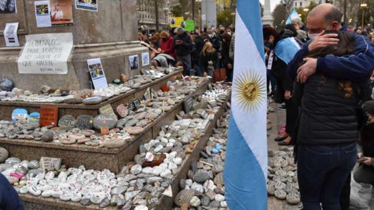 Familiares piden no retirar las piedras en homenaje a los fallecidos por coronavirus