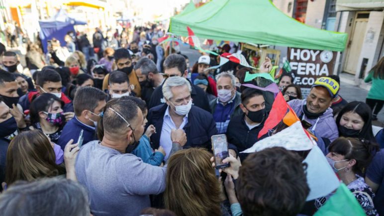 El Presidente recorrió una feria en Dock Sud, prometió nuevos planes y pidió los votos