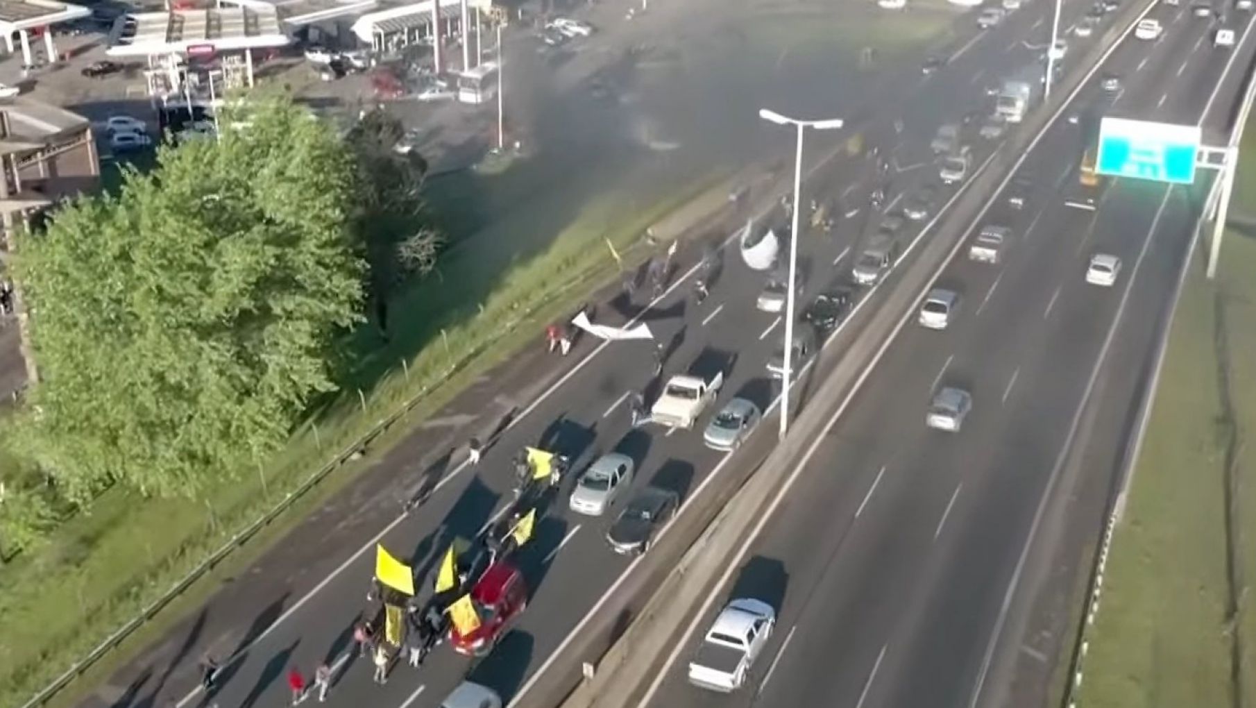 Protestas en la ciudad: colectiveros y lecheros cortan calles y generan un caos de tránsito