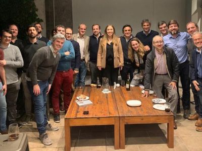 Maria Eugenia Vidal junto a dirigentes peronistas de la Ciudad
