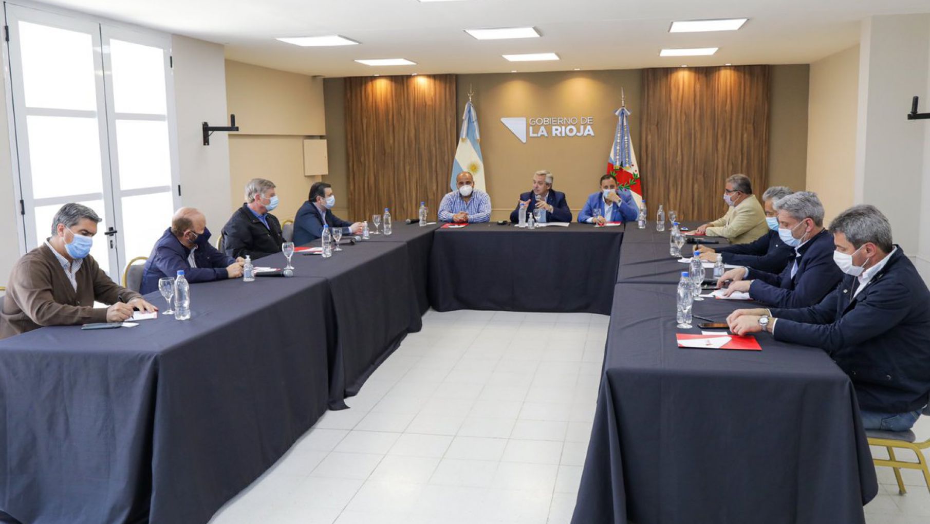 El Gobierno convocó a gobernadores e intendentes para controlar precios
