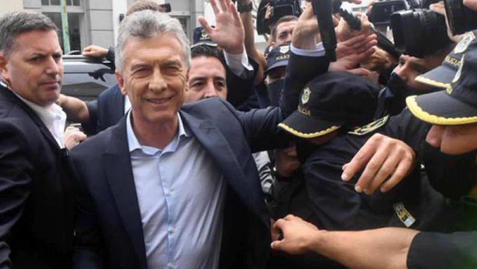 Macri arrojó al piso un micrófono del canal de noticias C5N y luego de las críticas pidió disculpas