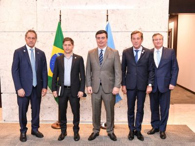 Kicillof encabezó hoy una misión comercial en San Pablo y se reunió con el ex presidente Lula