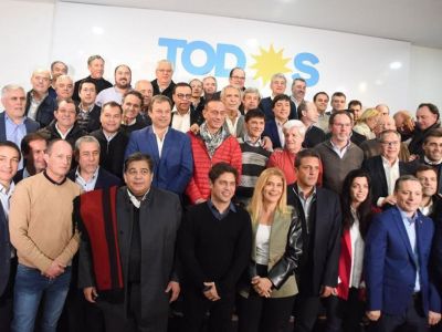 Kicillof se reunió con todos los intendentes del FdT