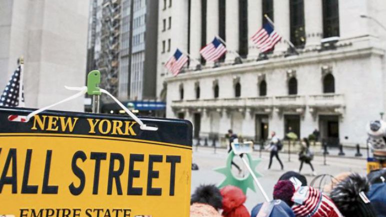 Se desploman las acciones en Wall Street y sube el riesgo país