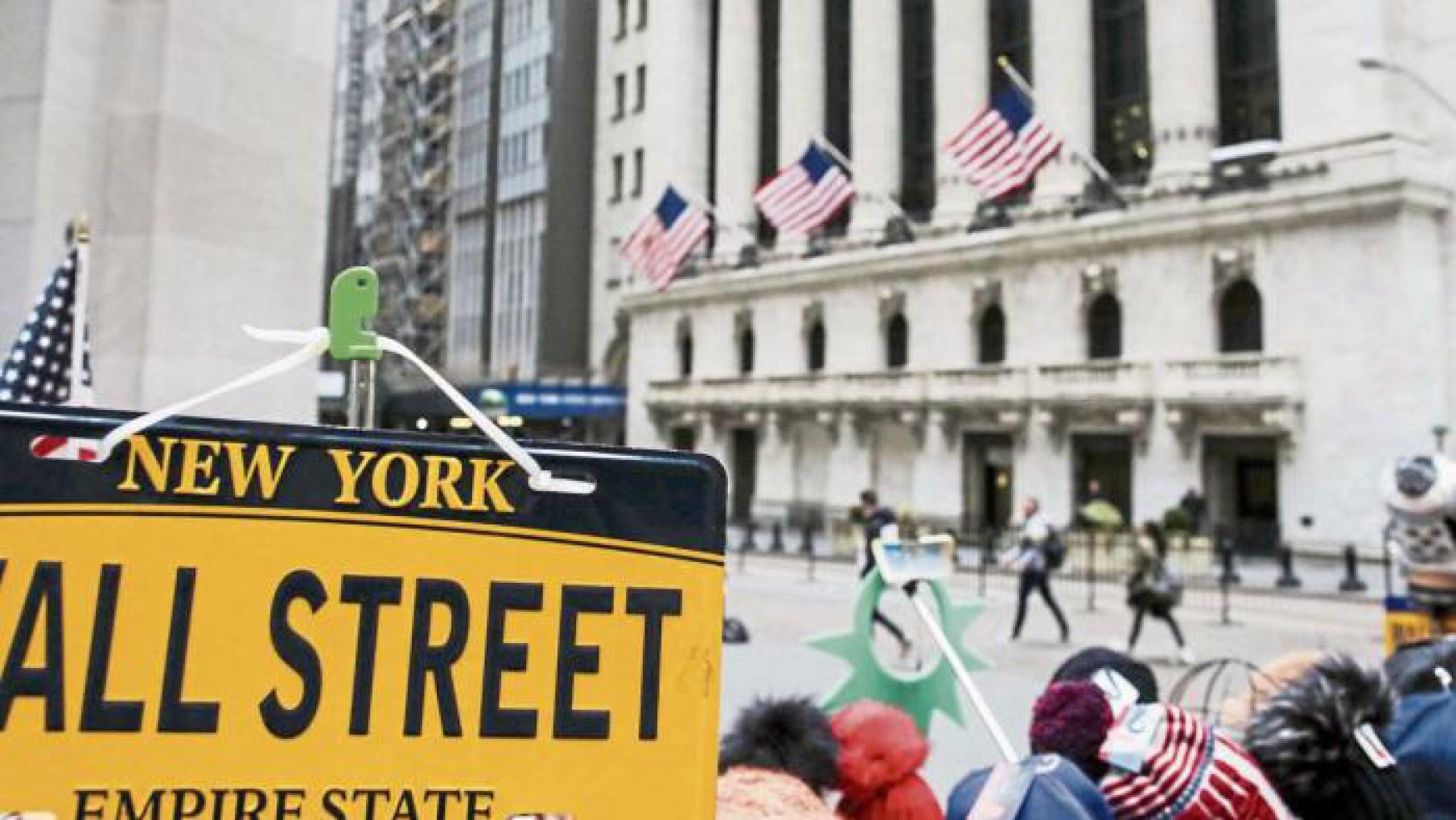 Se desploman las acciones en Wall Street y sube el riesgo país