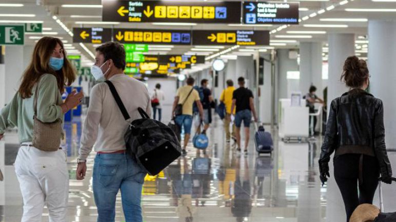 El BCRA prohibe la compra de pasajes al exterior con tarjetas en cuotas