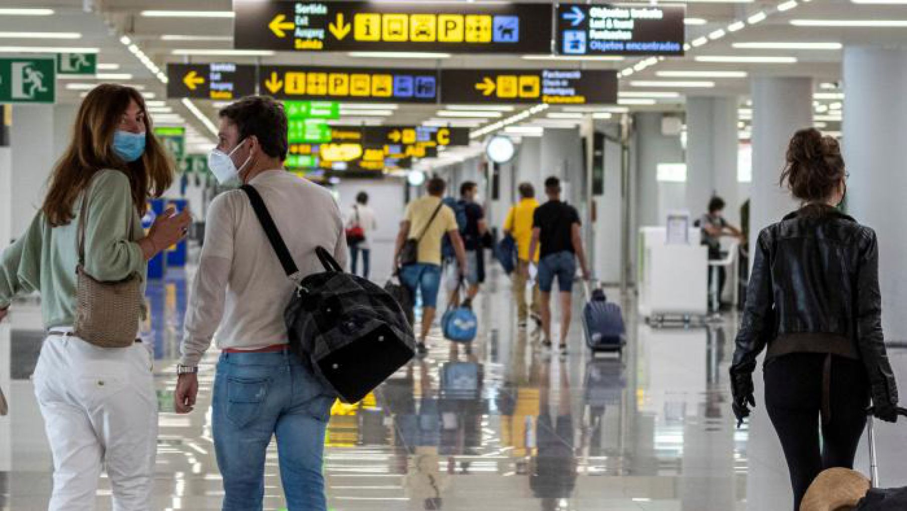 El BCRA prohibe la compra de pasajes al exterior con tarjetas en cuotas