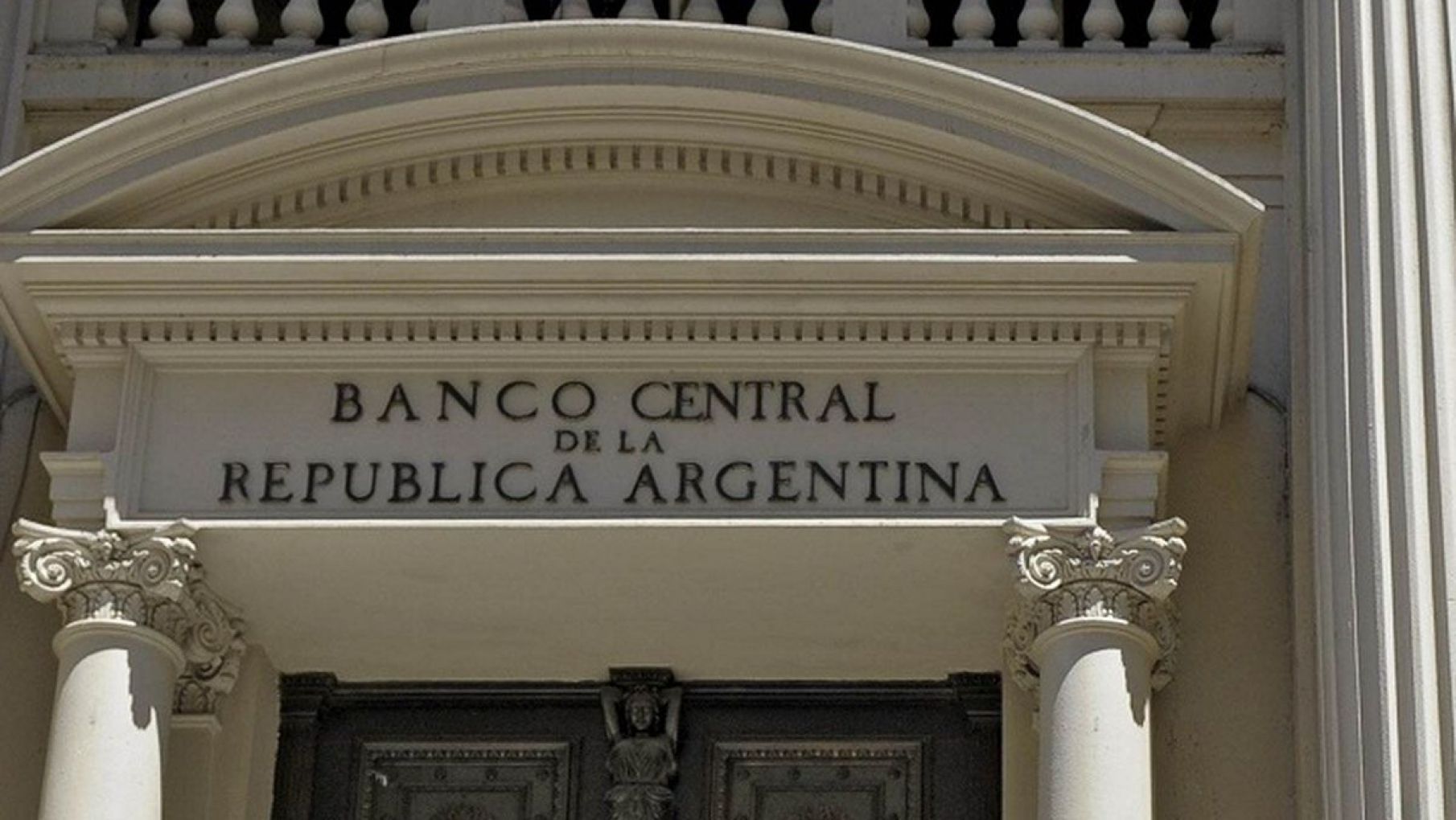 El Banco Central analiza una suba de tasas de interés para facilitar las negociaciones con el FMI