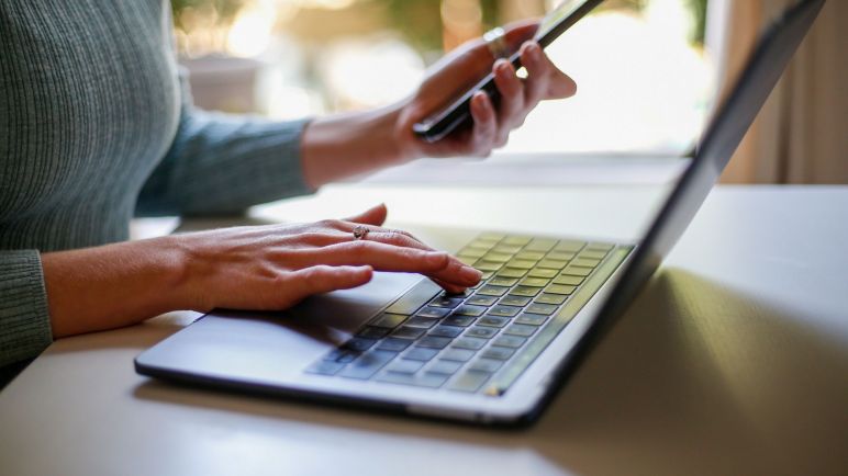 El Gobierno autorizó aumentos en la telefonía y en la televisión por cable